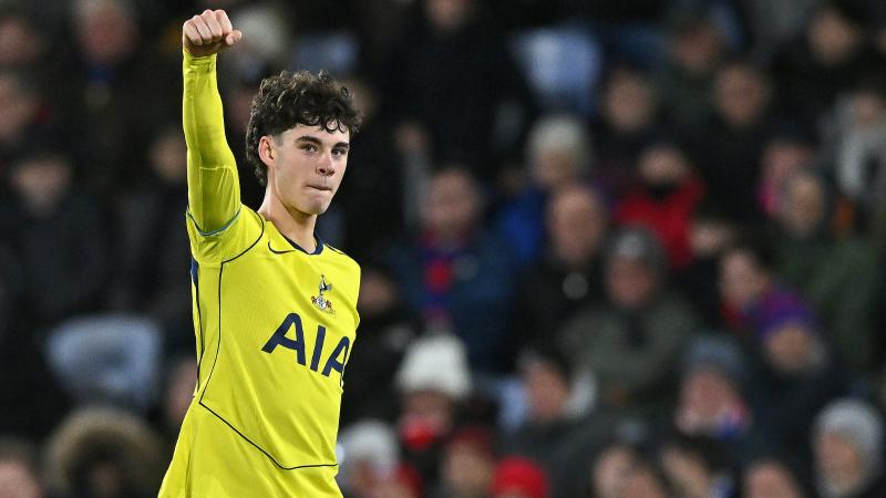 足球巴萨主帅称赞中场新核：不可替代（巴萨主帅力赞中场新核：无可替代）