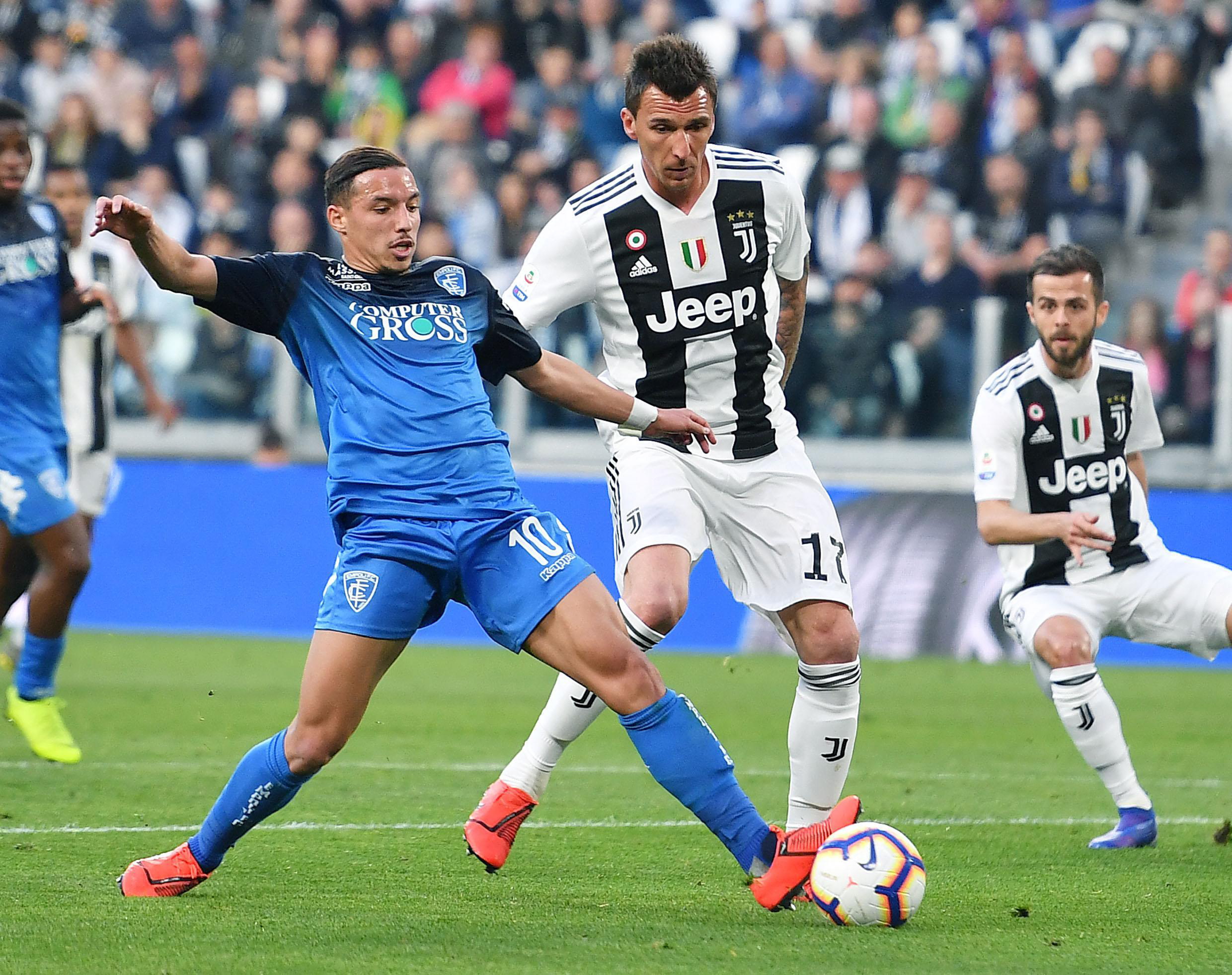 每体：巴萨18岁后卫埃斯帕特训练中受伤，将缺阵约两个月（每体：巴萨18岁小将埃斯帕特训练受伤，预计缺阵近两月）