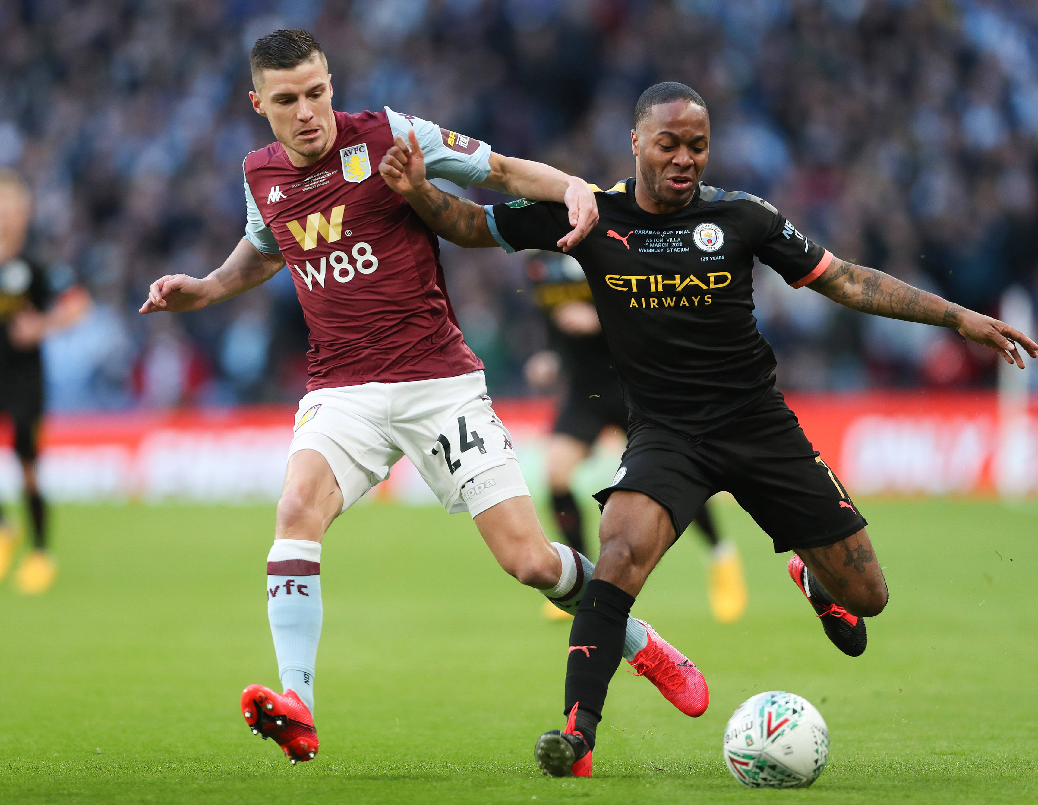 意大利队2026年球衣：蓝色底色外加树叶条纹，配以金色配饰（意大利队2026战袍：蓝色基调融入叶片纹理，辅以金色点缀）