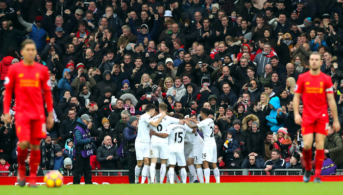 欧冠夺冠赔率：利物浦1赔5居首 3强并列紧追（欧冠冠军赔率更新：利物浦以1赔5领跑，三强并列紧随其后）