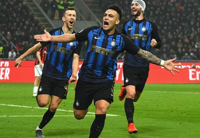 跟队：拉菲尼亚参加了训练一切正常，预计能首发出战法兰克福（随队：拉菲尼亚训练无碍，预计首发迎战法兰克福）