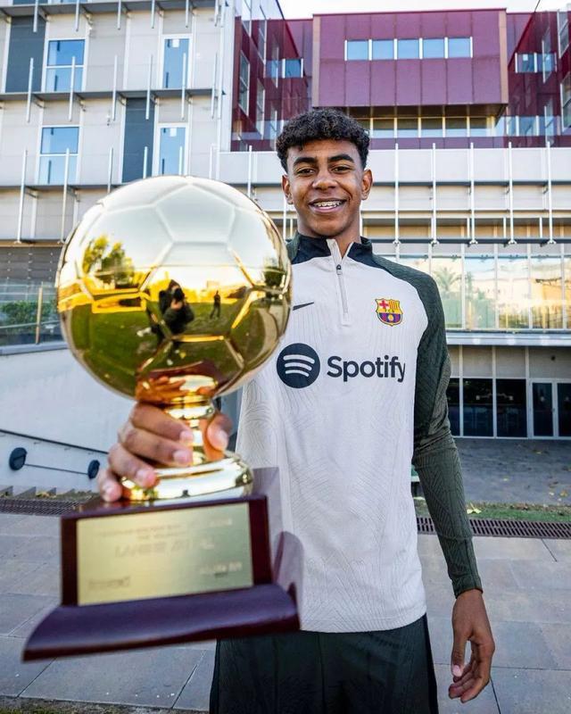 西媒：球迷抱怨新诺坎普座位间距太小，入口台阶高低不平（西媒：新诺坎普座椅间距过窄、入口台阶不平整引发球迷不满）