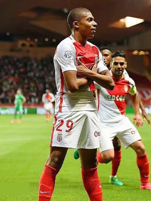 国王杯半场：费尔明造险，CD瓜达拉哈拉暂0-0巴塞罗那（国王杯半场战报：费尔明制造威胁，CD瓜达拉哈拉与巴塞罗那暂0-0互交白卷）