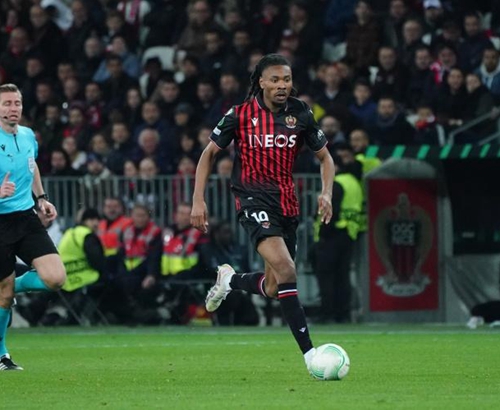 英超：曼联客场2-1击败莱斯特城（英超：曼联2-1客胜莱斯特城）