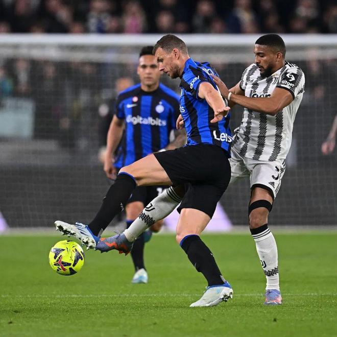 邮报：新主场用地估值存在分歧，曼联可能先买一部分土地开建（邮报：新球场用地估值有分歧，曼联或先购部分地块动工）